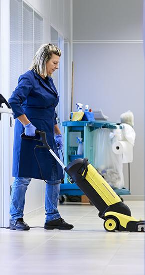 staff di Comservice durante pulizie di un capannone